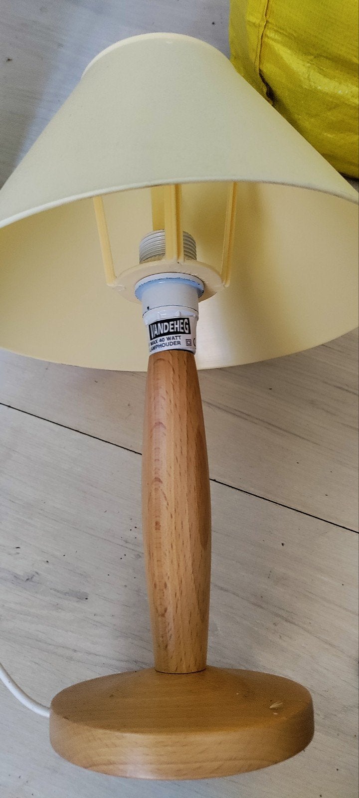 Houten tafellamp met gele kap - Vandeheg, Hout, Met schakelaar, Gebruikt, Overige merken