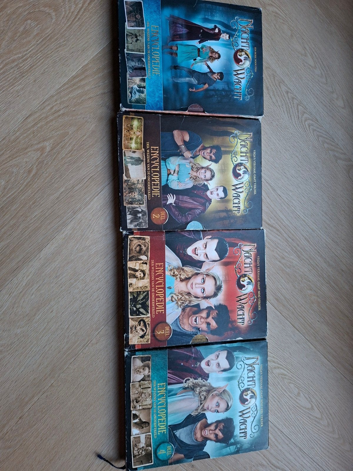 Nachtwacht Encyclopedie - Deel 1, 2, 3 en 4, Ophalen of Verzenden, Gelezen, Overige onderwerpen, Complete serie