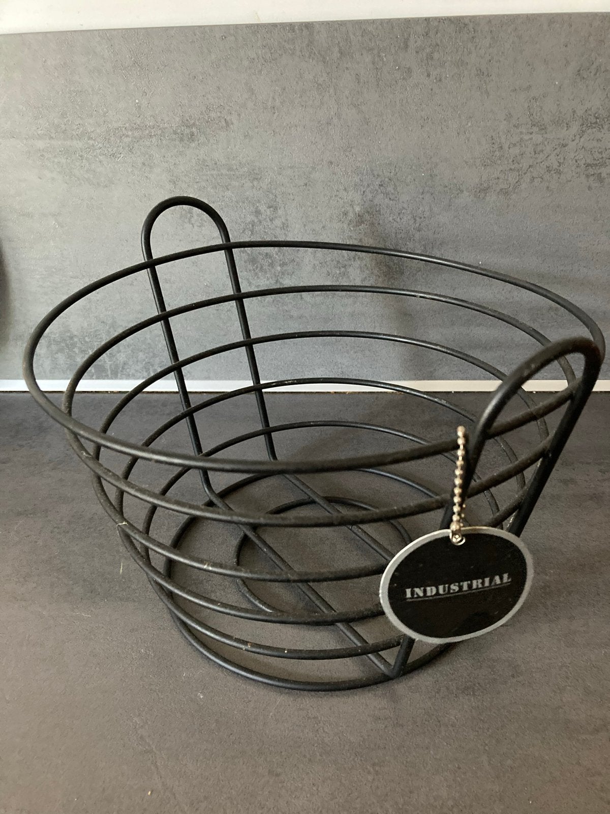 Zwarte metalen fruitschaal/mand - Industrieel design, Huis en Inrichting, Woonaccessoires | Schalen en Manden, Met handvatten