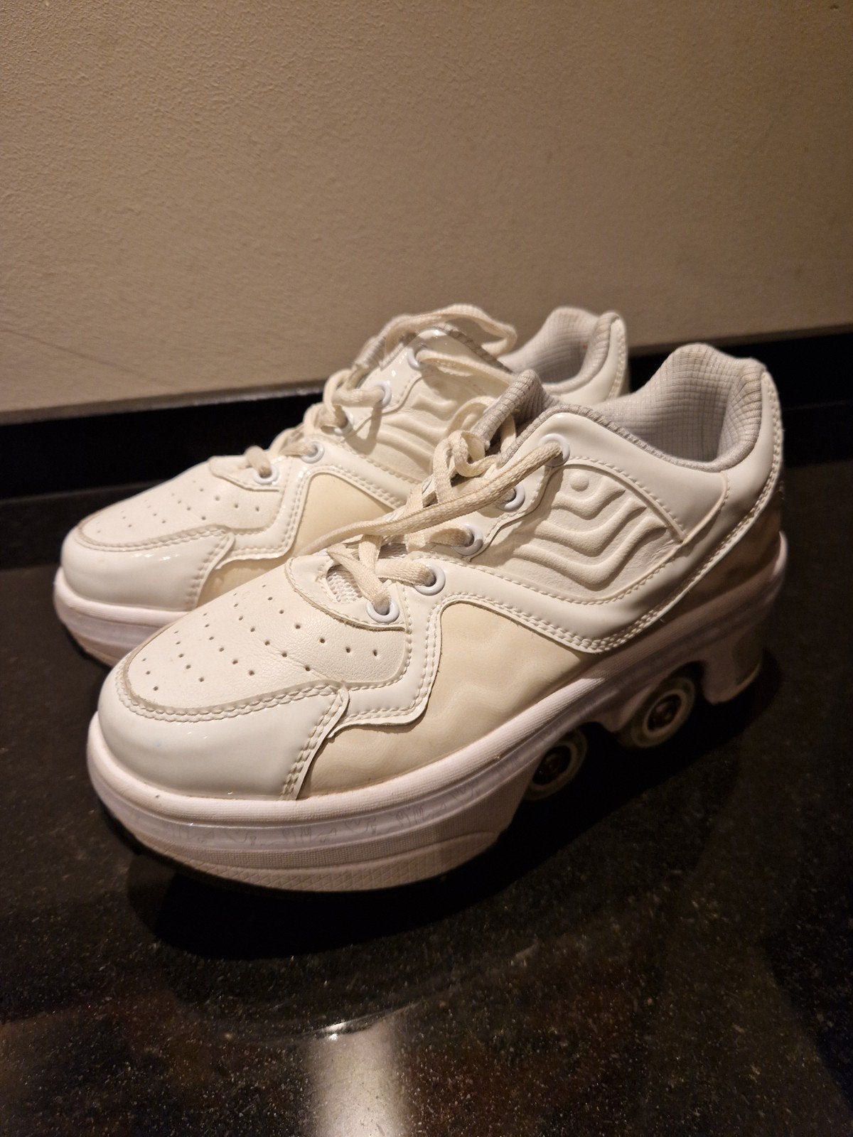 Witte schoenen met uitklapbare wieltjes - Maat 34, Kinderen en Baby's, Speelgoed | Buiten | Rolschaatsen, Ophalen of Verzenden