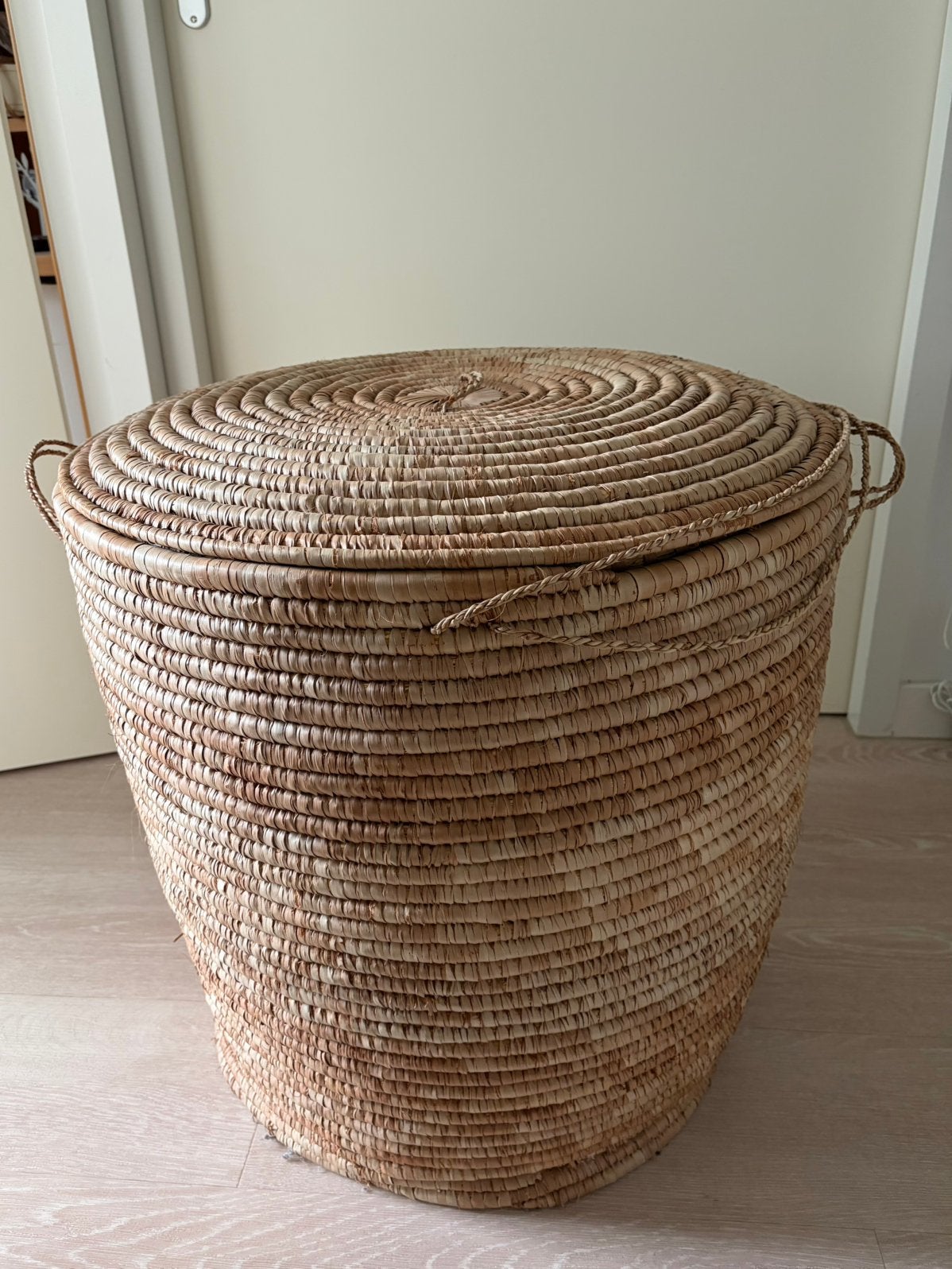 Supergrote rieten mand met deksel uit West-Afrika, Ophalen, Gevlochten, Mand, Rond