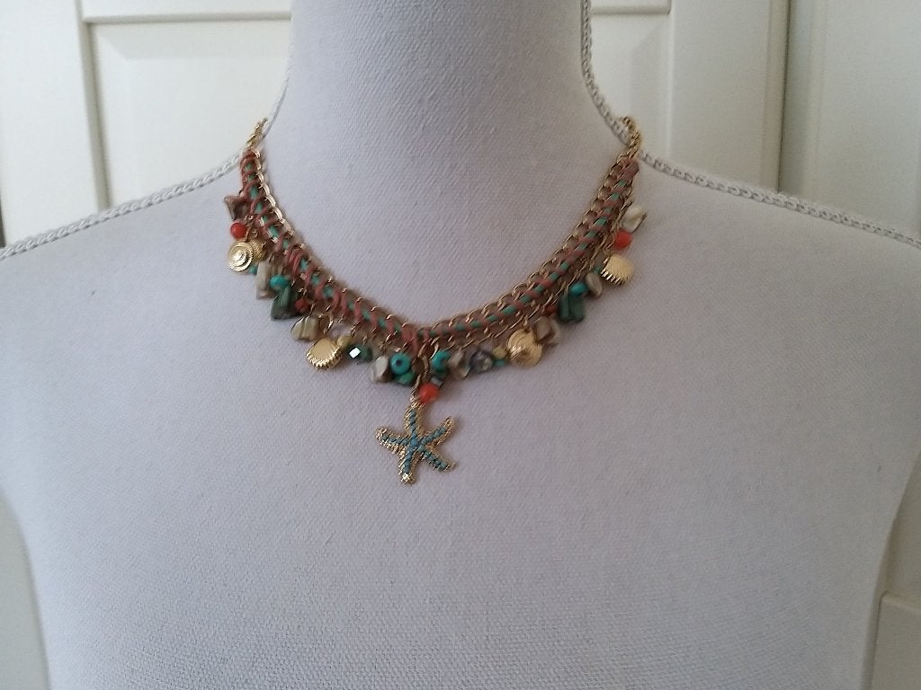 New York & Company goudkleurige schelpjes bedeltjes ketting, Overige materialen, Verstelbaar, Nieuw, Ophalen of Verzenden