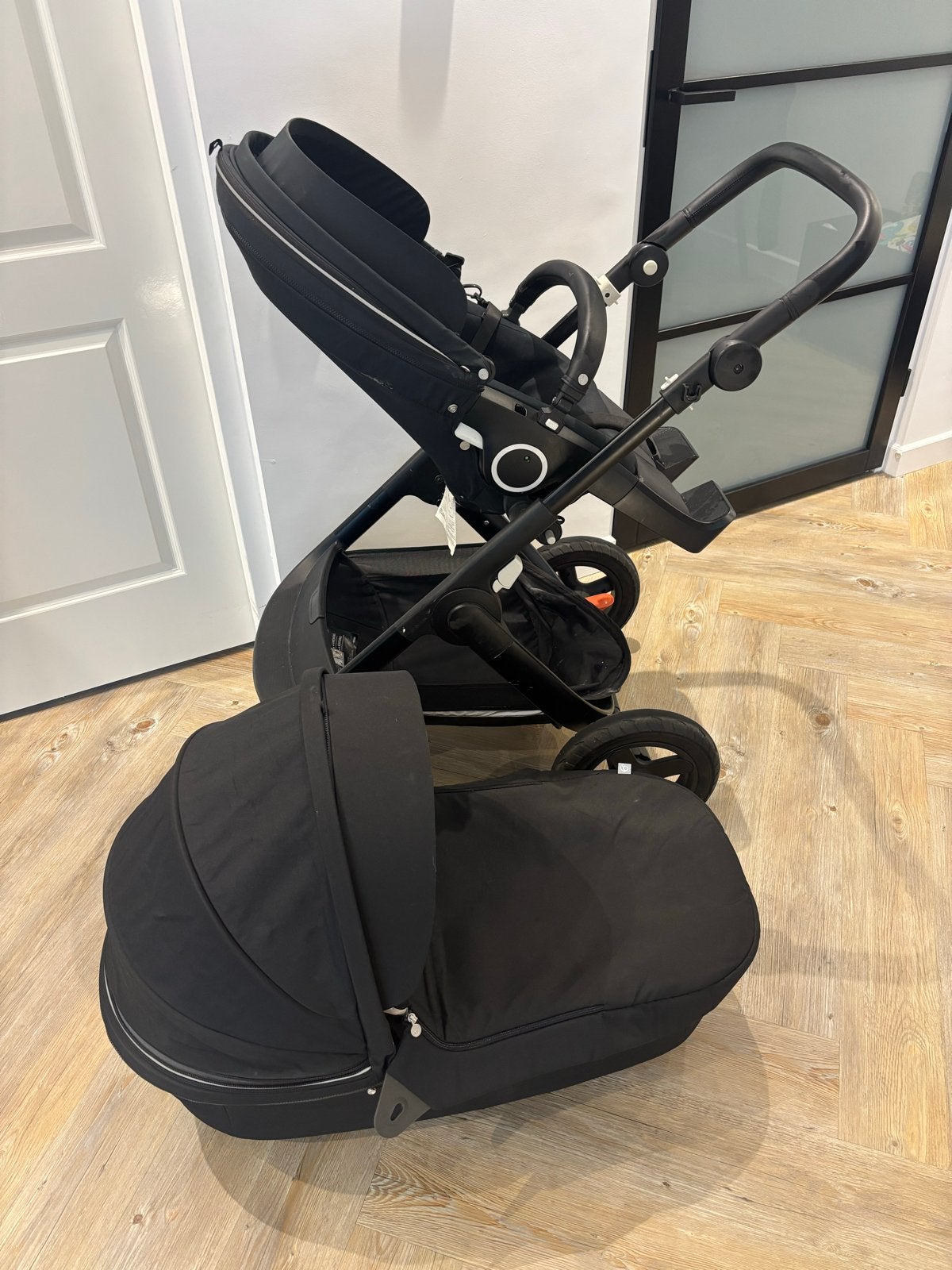 Stokke kinderwagen met nieuwe reiswieg, Kinderen en Baby's, Overige merken, Ophalen of Verzenden, Zo goed als nieuw, Combiwagen