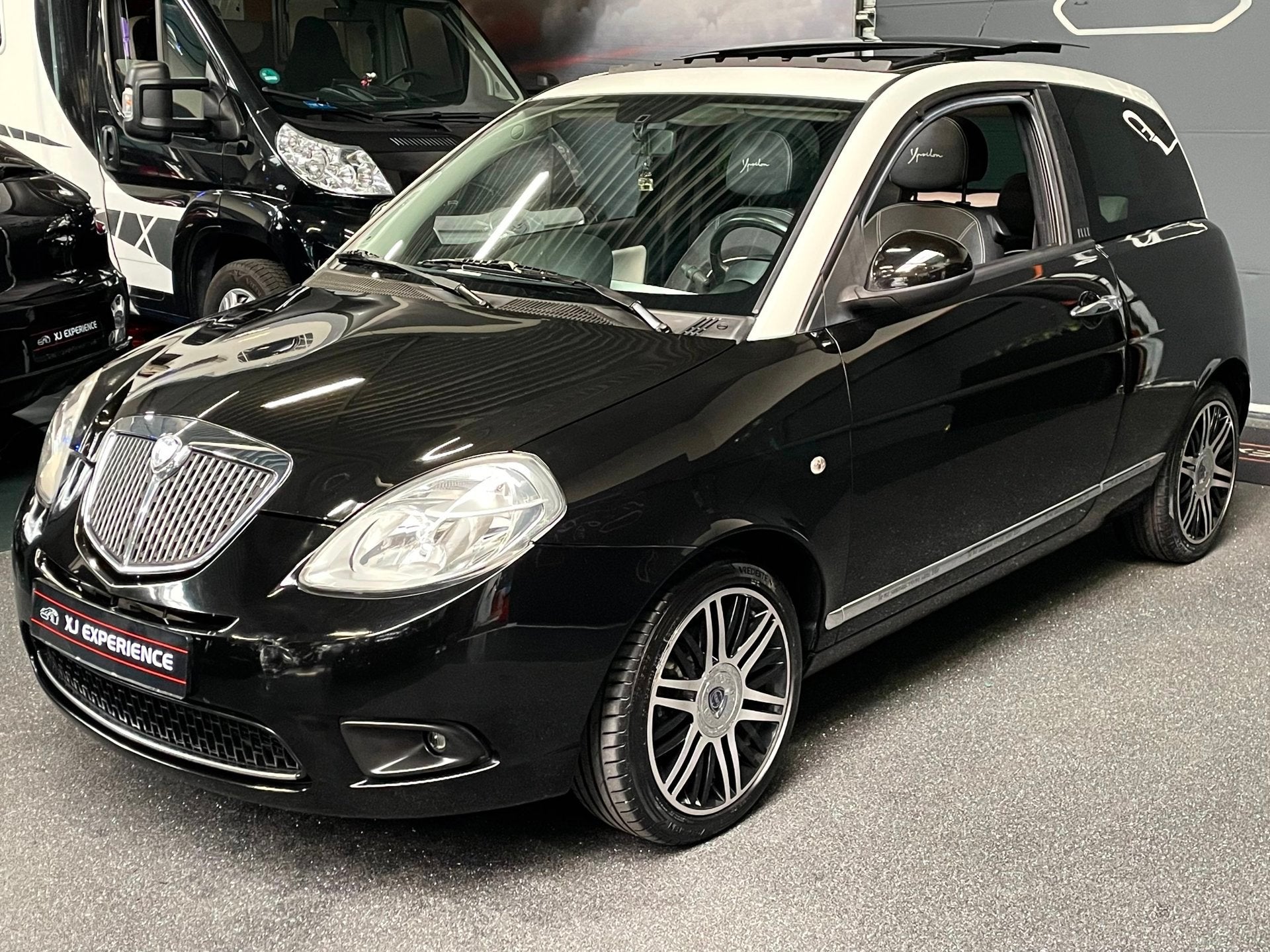 Lancia Ypsilon 1.2 Elle PANODAK AIRCO, Auto's, Voorwielaandrijving, Gebruikt, Parkeersensor, Zwart