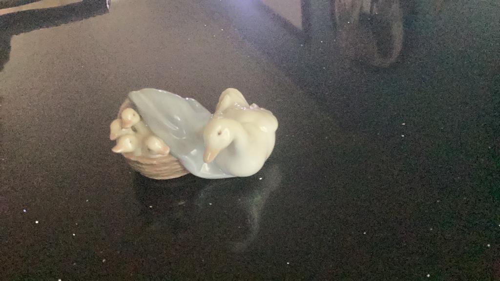 Lladro Porseleinen Beeldje Eend met Kuikens in Mand, Verzamelen, Beelden en Beeldjes, Ophalen of Verzenden, Zo goed als nieuw