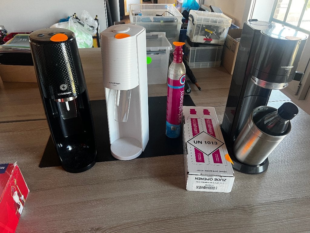 3x SodaStream bruiswaterapparaat + fles + CO₂ cilinders, Ophalen, Gebruikt