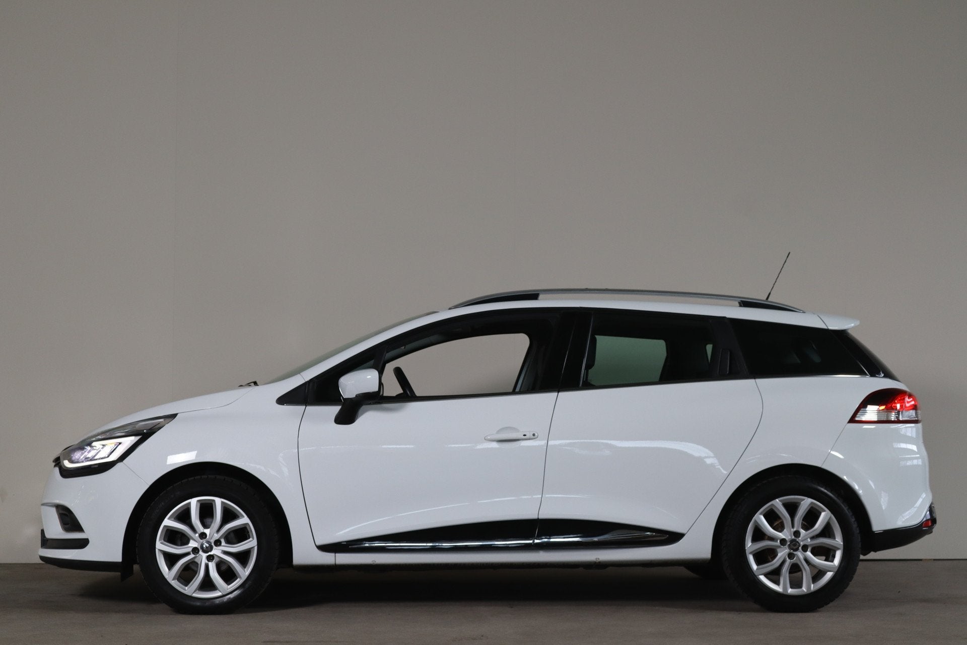 Renault Clio Estate 0.9 TCe Intens NL-Auto! Climate I Camera, Auto's, Gebruikt, Euro 6, 580 kg, Origineel Nederlands