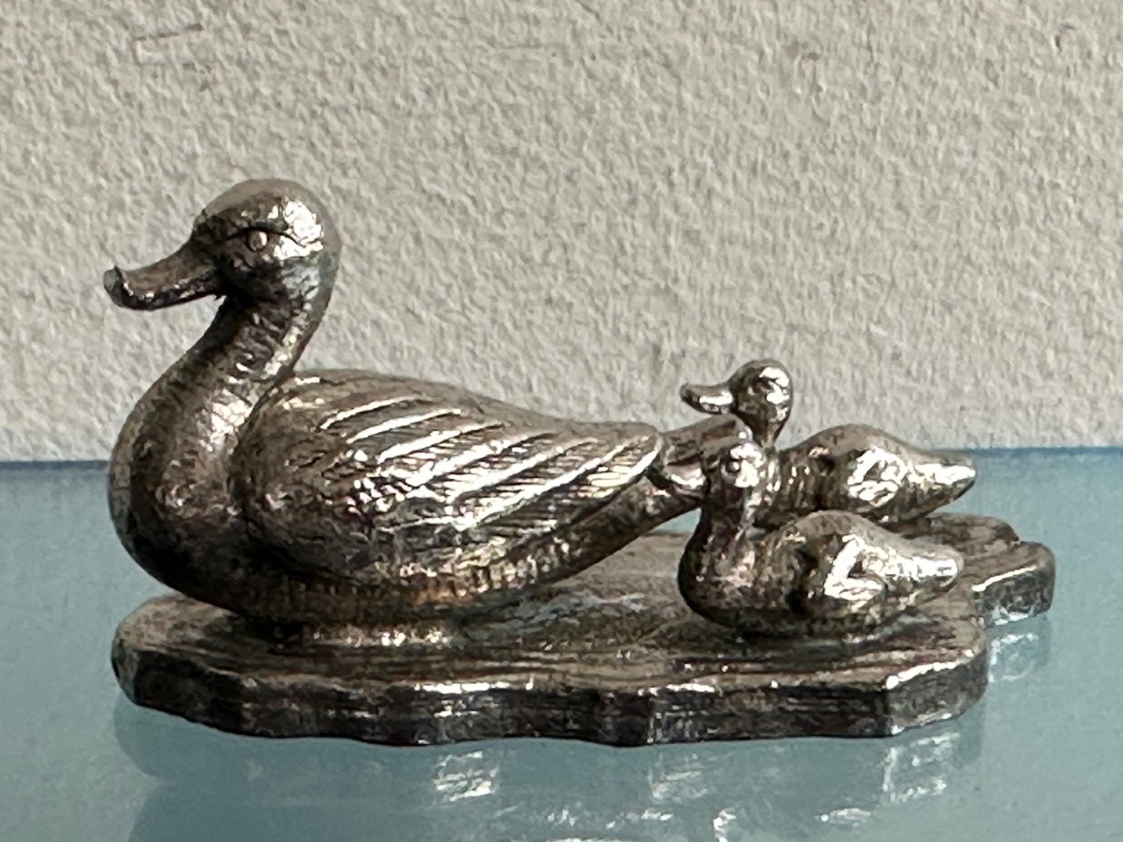 Oud verzilverd tin beeldje Eend met jongen miniatuur, Ophalen of Verzenden, Zo goed als nieuw, Dier