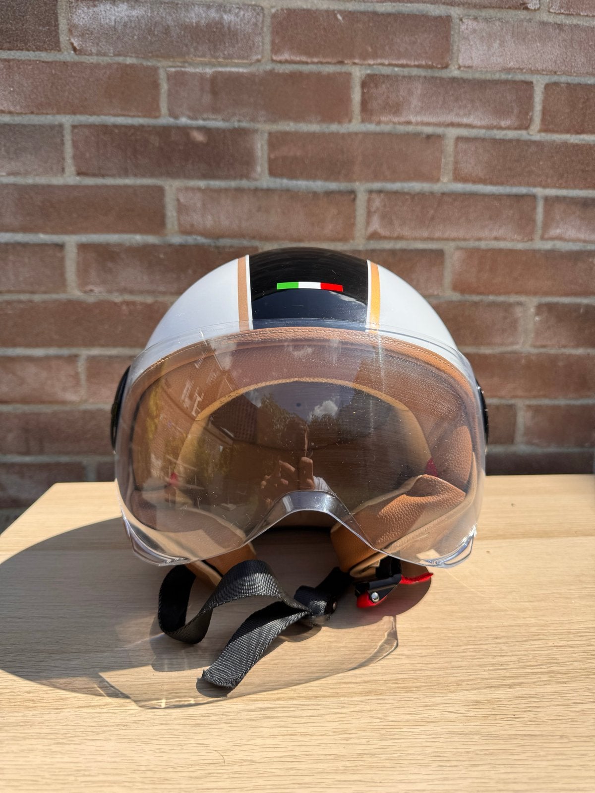 Stijlvolle italiaanse scooterhelm - Wit met bruine accenten, Fietsen en Brommers, Brommerhelmen, Ophalen, Zo goed als nieuw, Medium