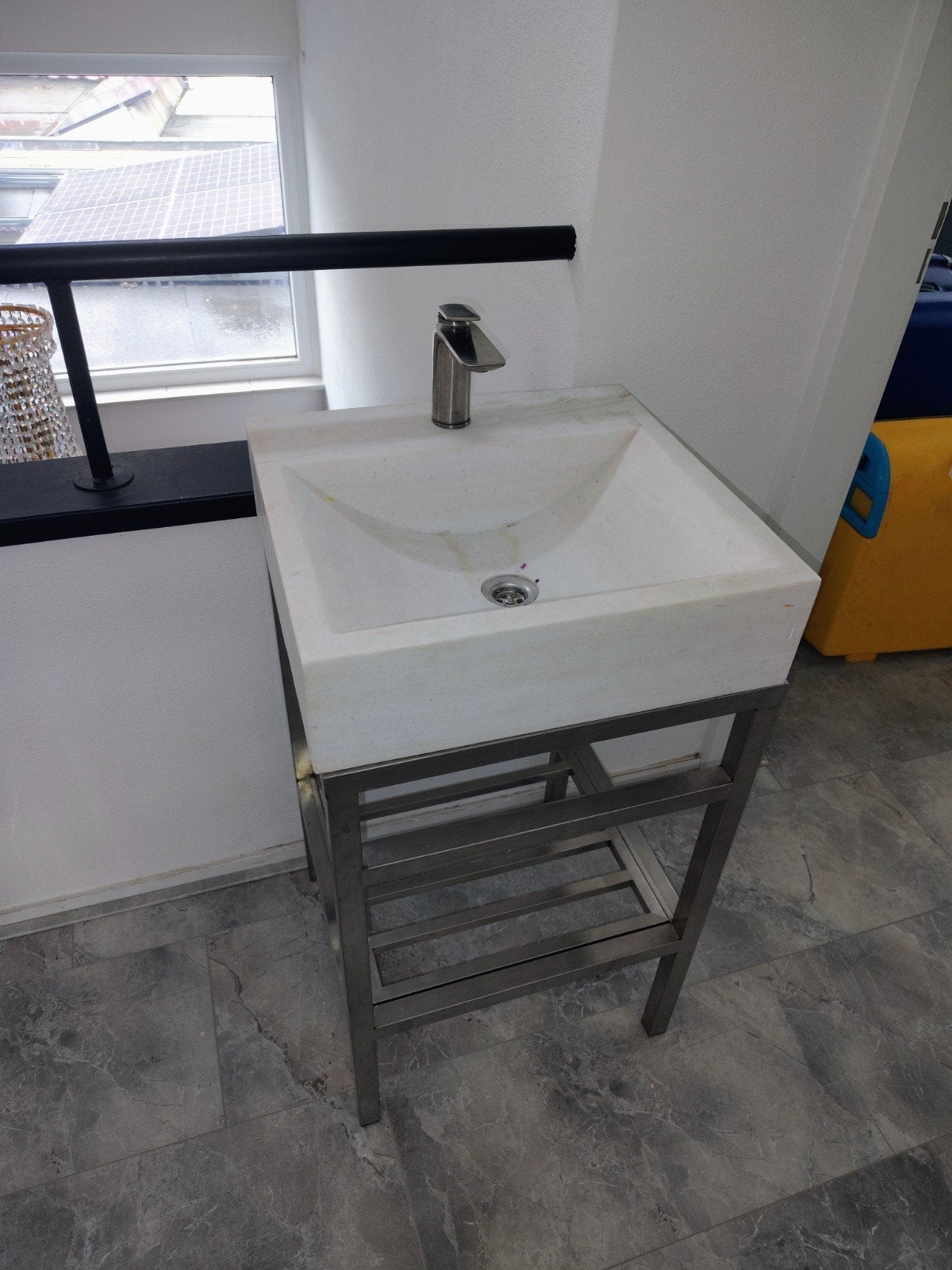 Marmeren wastafel met kraan en RVS onderstel, Ophalen, Gebruikt, Rvs, Wastafel