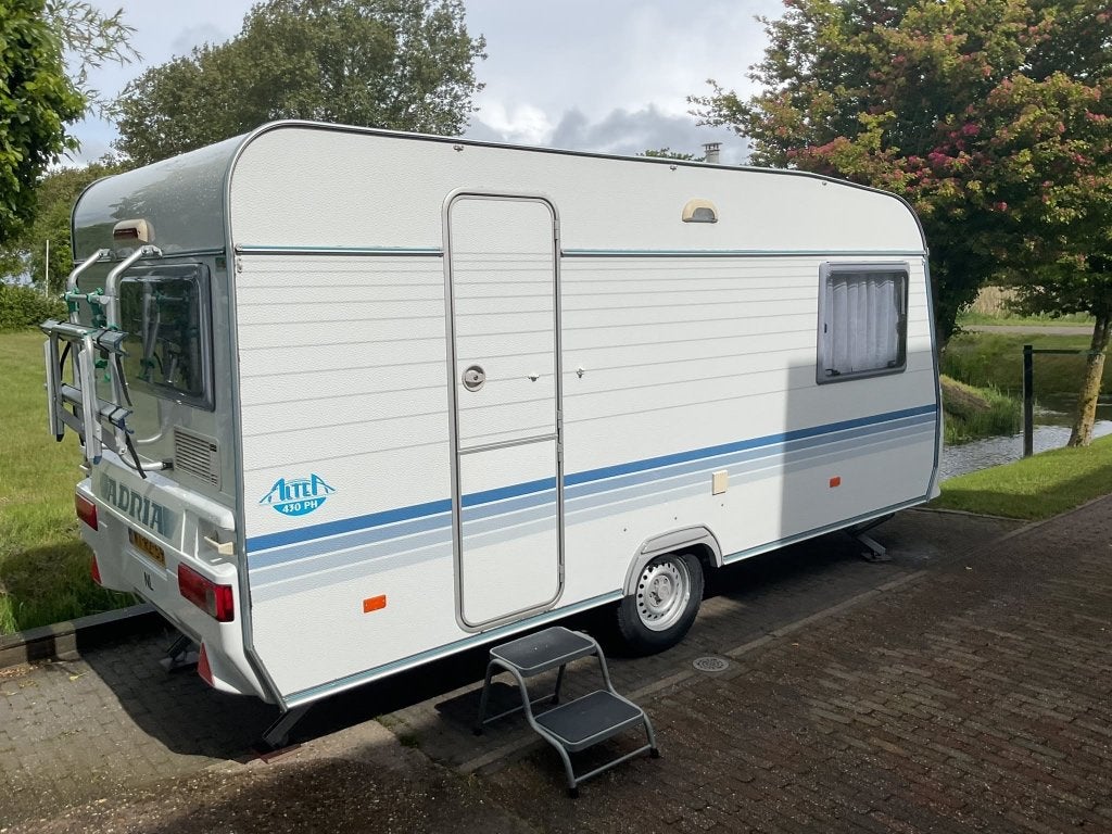 Zeer nette Adria 5004 Altea 430 PH uit 2006!, Kachel, Dwarsbed, Treinzit, 750 - 1000 kg