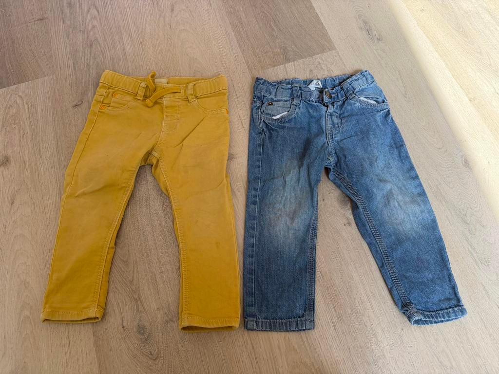 Set van 2 baby jeans (Hema) - blauw & geel - maat 86, Ophalen of Verzenden, Gebruikt, Jongetje of Meisje, Broekje