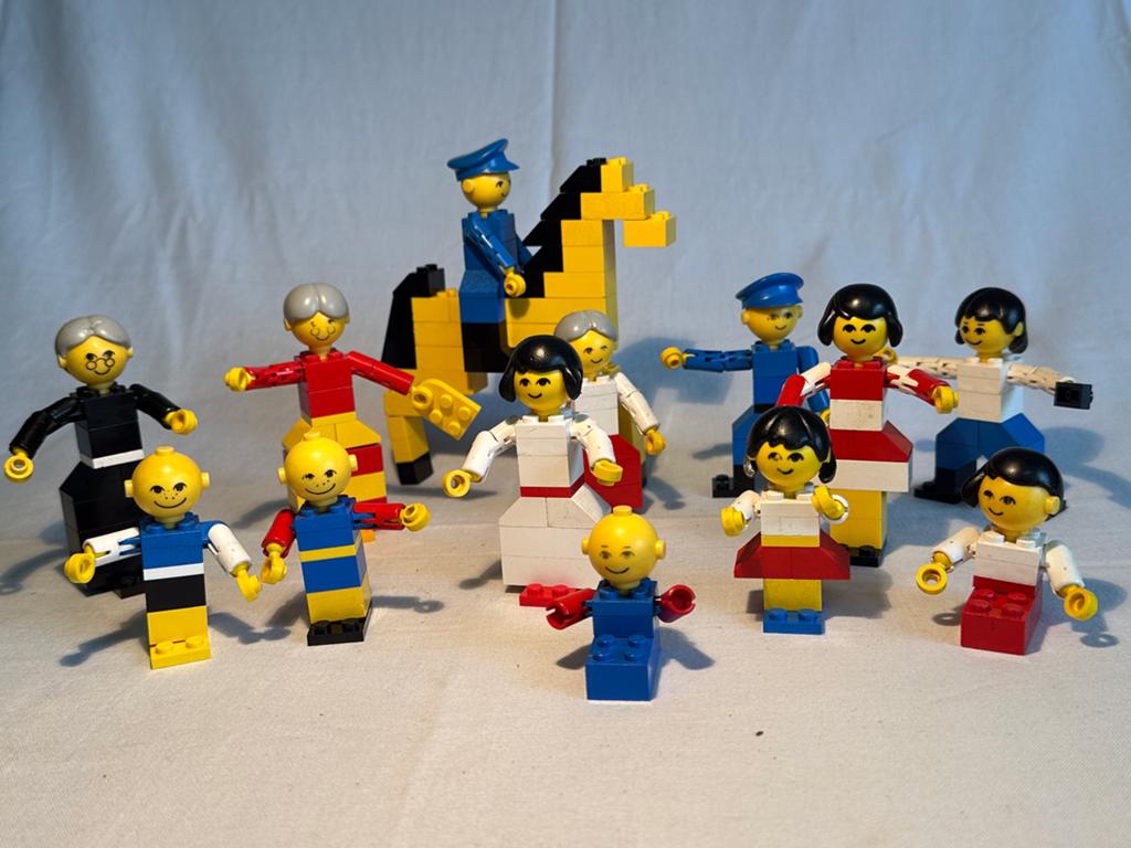 Lego vintage poppen 13 stuks met voorbeeldenboek 222, Ophalen of Verzenden, Gebruikt, Lego Primo