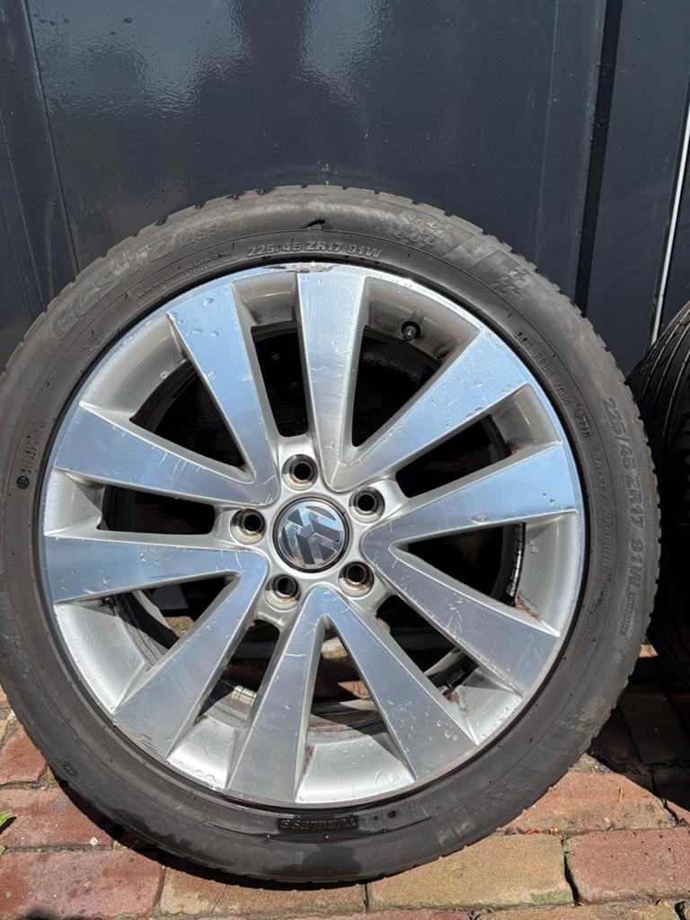 Volkswagen 17 inch schade velgen met banden, Auto-onderdelen, Banden en Velgen, Ophalen, Gebruikt, Banden en Velgen, 17 inch