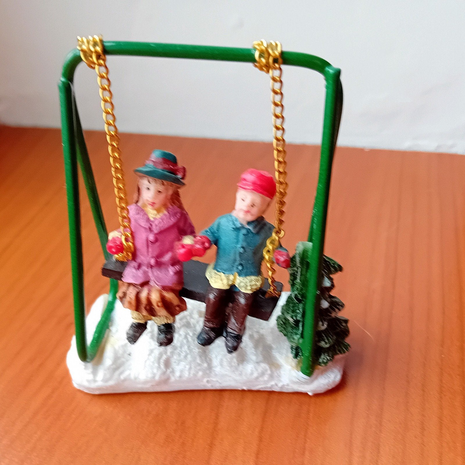 Kerstfiguur schommelende kinderen, Kerstdorp, Ophalen of Verzenden