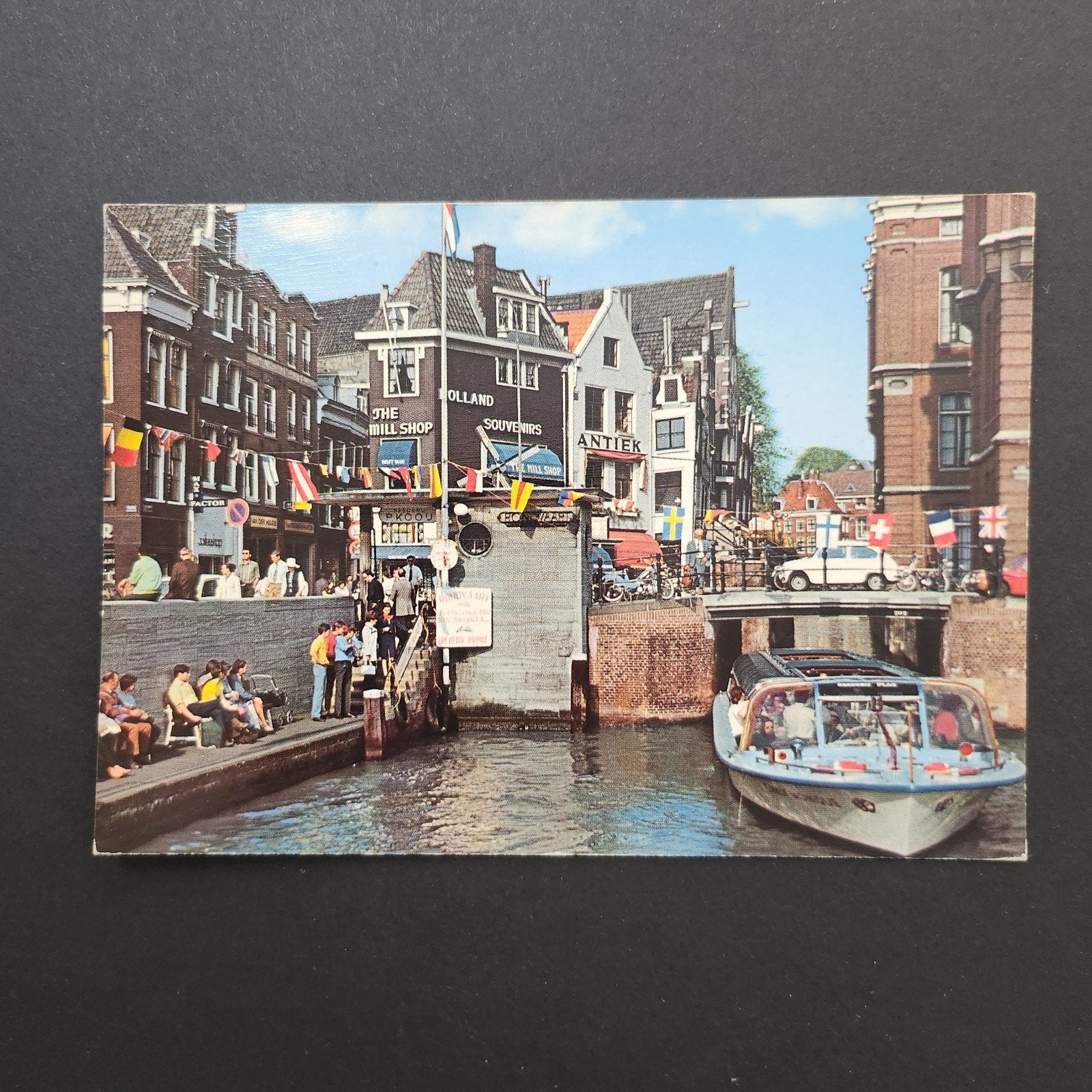 Vintage Ansichtkaart Amsterdam Gracht met Boot en Winkels, Verzamelen, Ansichtkaarten | Nederland, Ongelopen, Noord-Holland, Verzenden