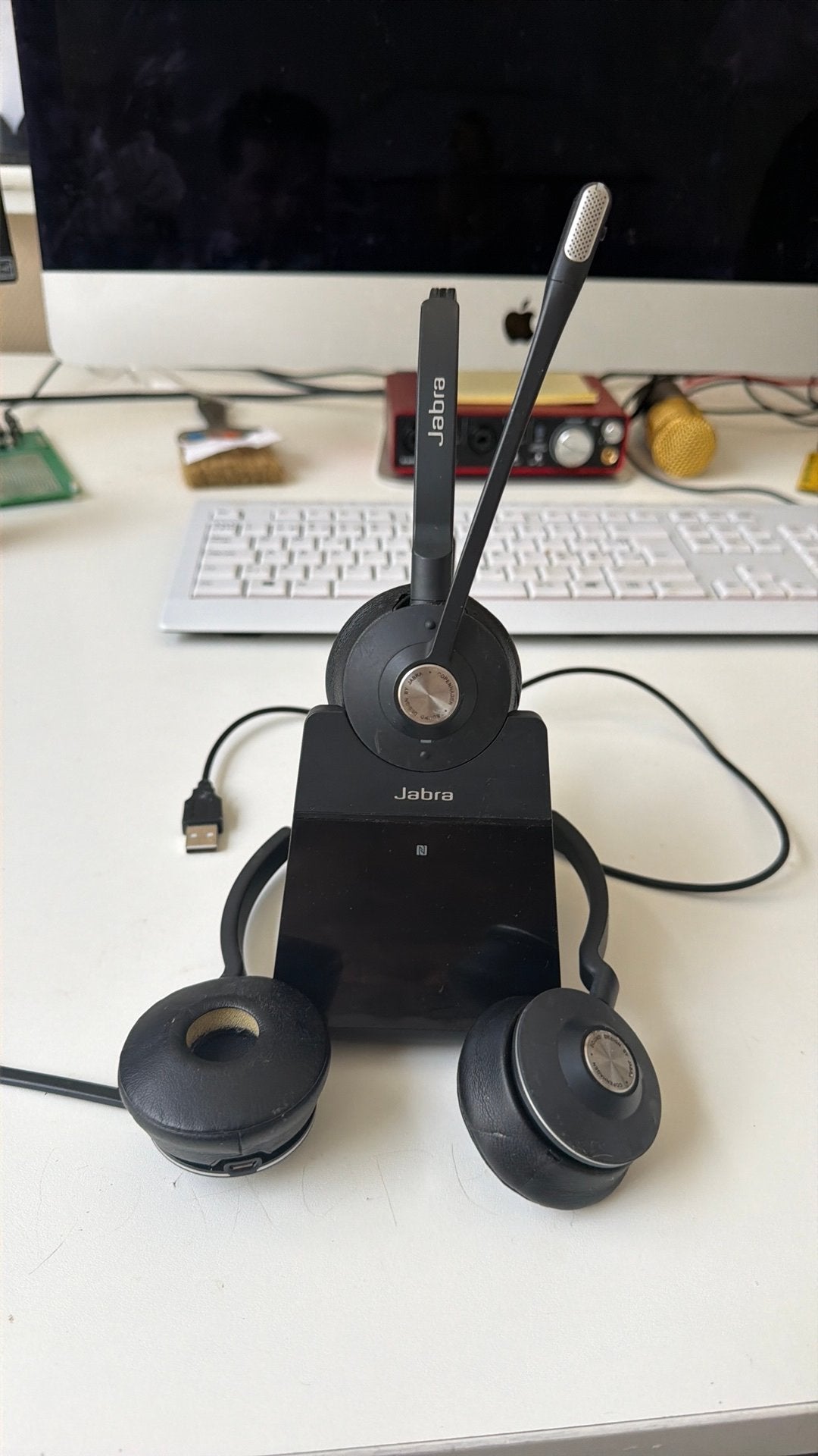 Jabra Engage 75 - Zo goed als nieuw met twee headsets, Computers en Software, Ophalen of Verzenden, Zo goed als nieuw, Over-ear