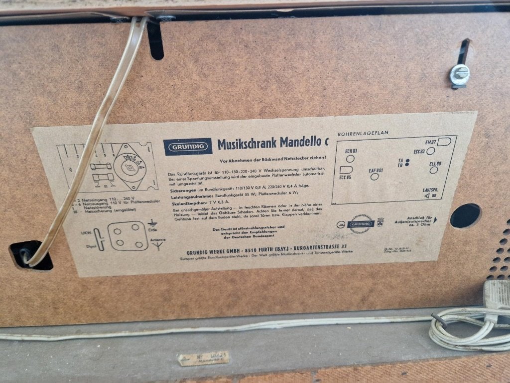 Foto 3 van radio/platenspeler-meubel