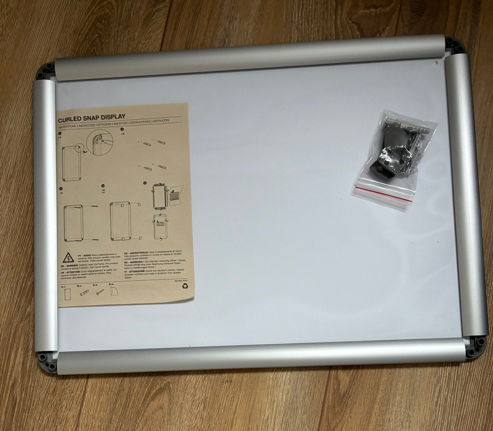 Te Koop: Nieuw Curled Snap Display voor een poster, Ophalen of Verzenden, Nieuw, Overige typen