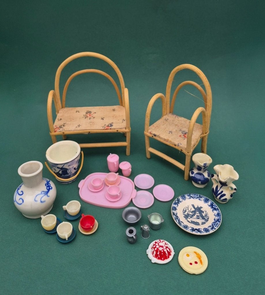 poppenhuis  meubels accessoires servies miniaturen, Verzamelen, Poppenhuizen en Toebehoren, Zo goed als nieuw, Poppenhuis, Ophalen of Verzenden