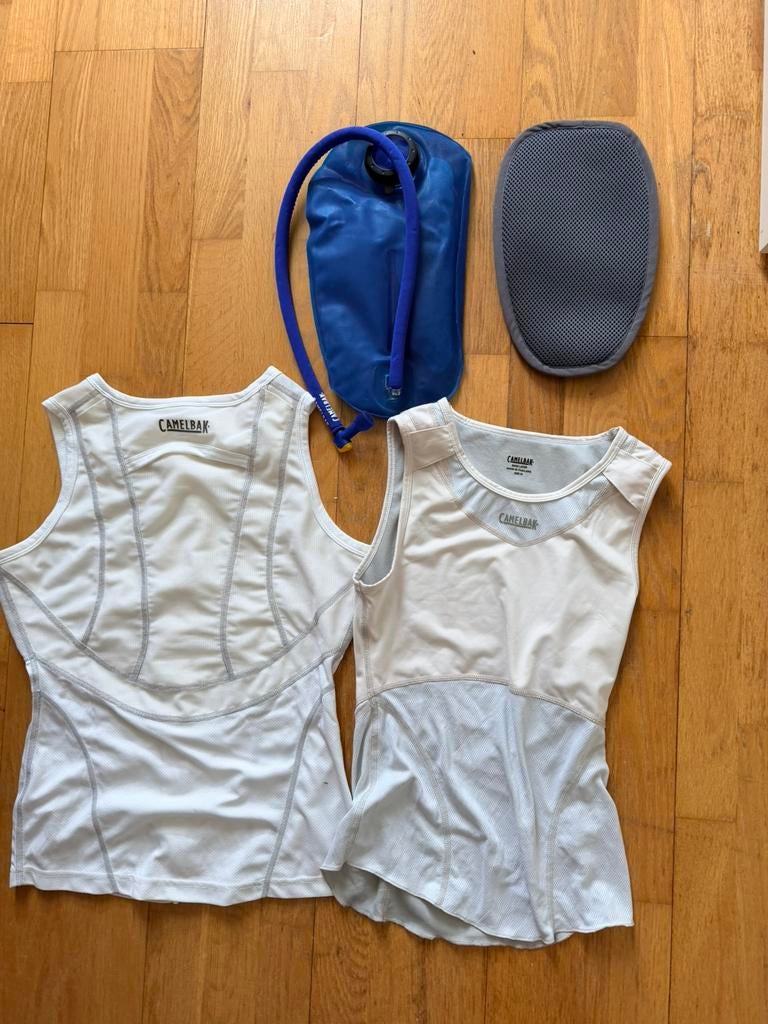 Twee hemdjes van Camelbak M&L en waterreservoir, Ophalen of Verzenden, Zo goed als nieuw, Overige typen