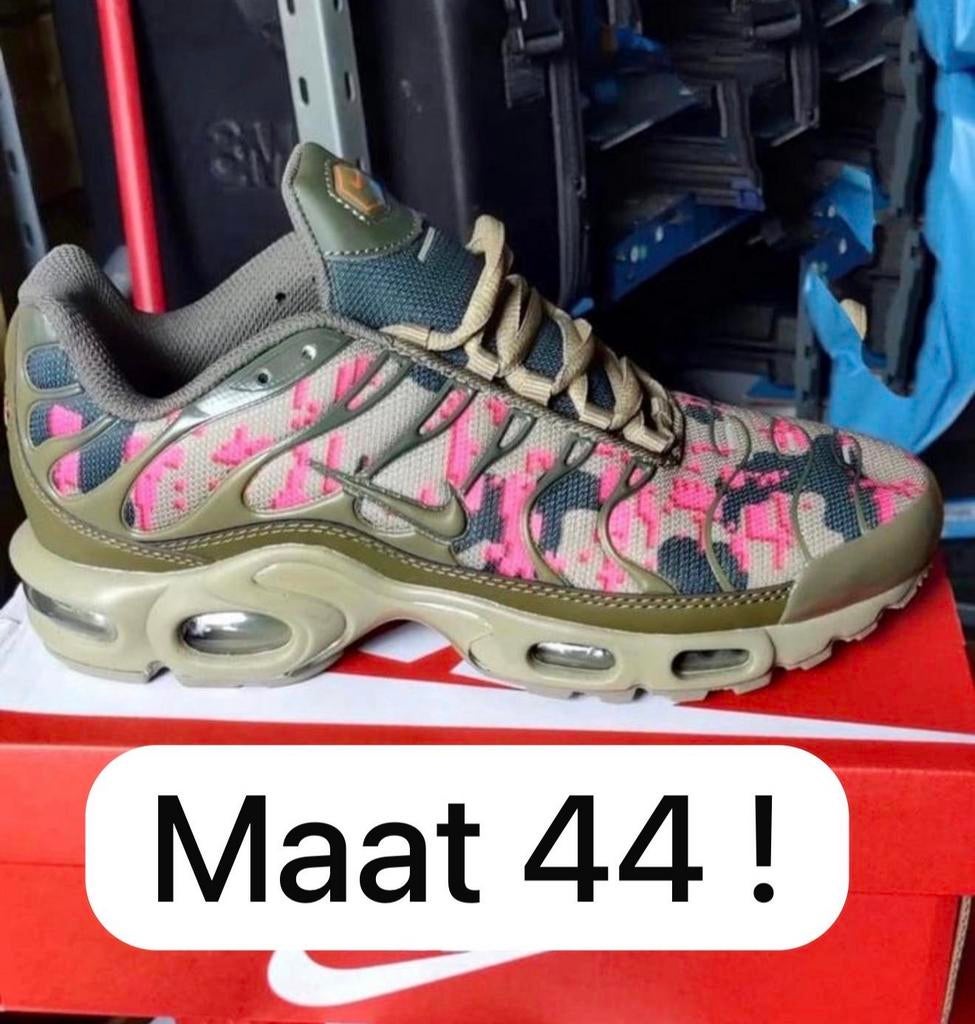 Nike Air Max Plus TN - Maat 44 - Roze Camo, Kleding | Heren, Schoenen, Ophalen of Verzenden, Zo goed als nieuw, Overige kleuren