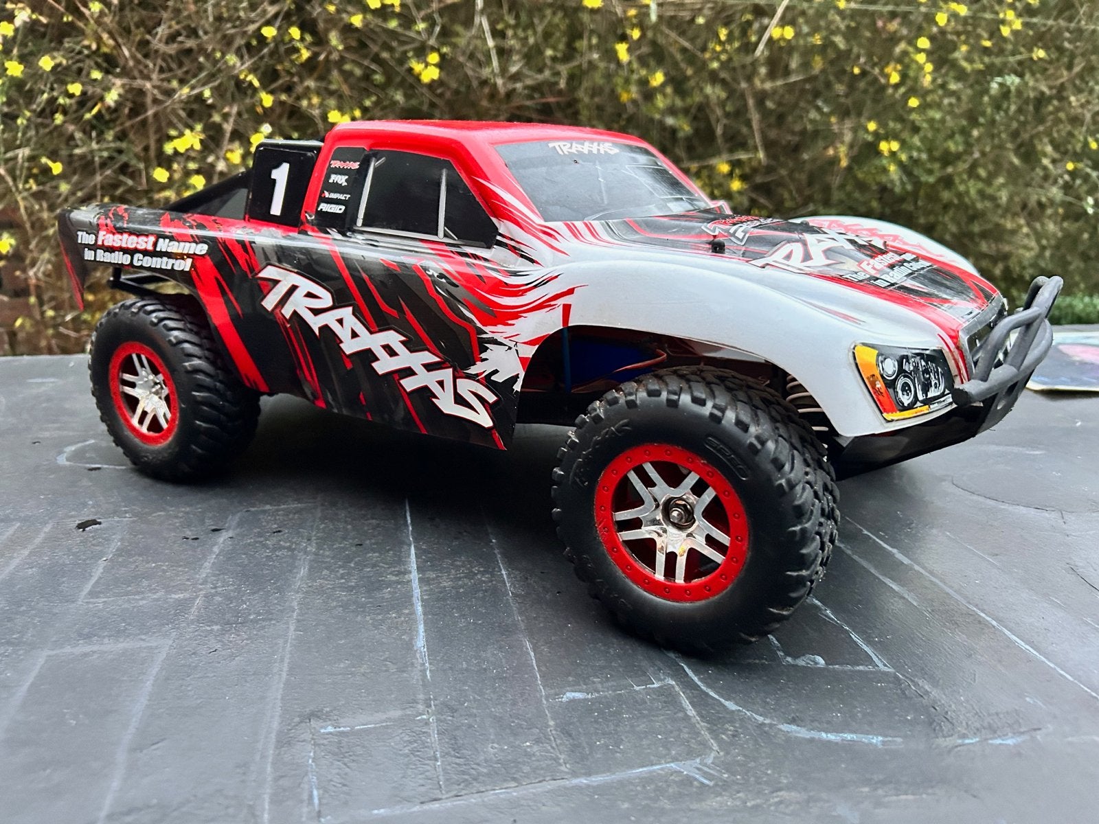 Traxxas Slash 4x4 Brushless 1:10 met 2x Lipo accu en lader, Auto offroad, Zo goed als nieuw, Schaal 1:10, Ophalen
