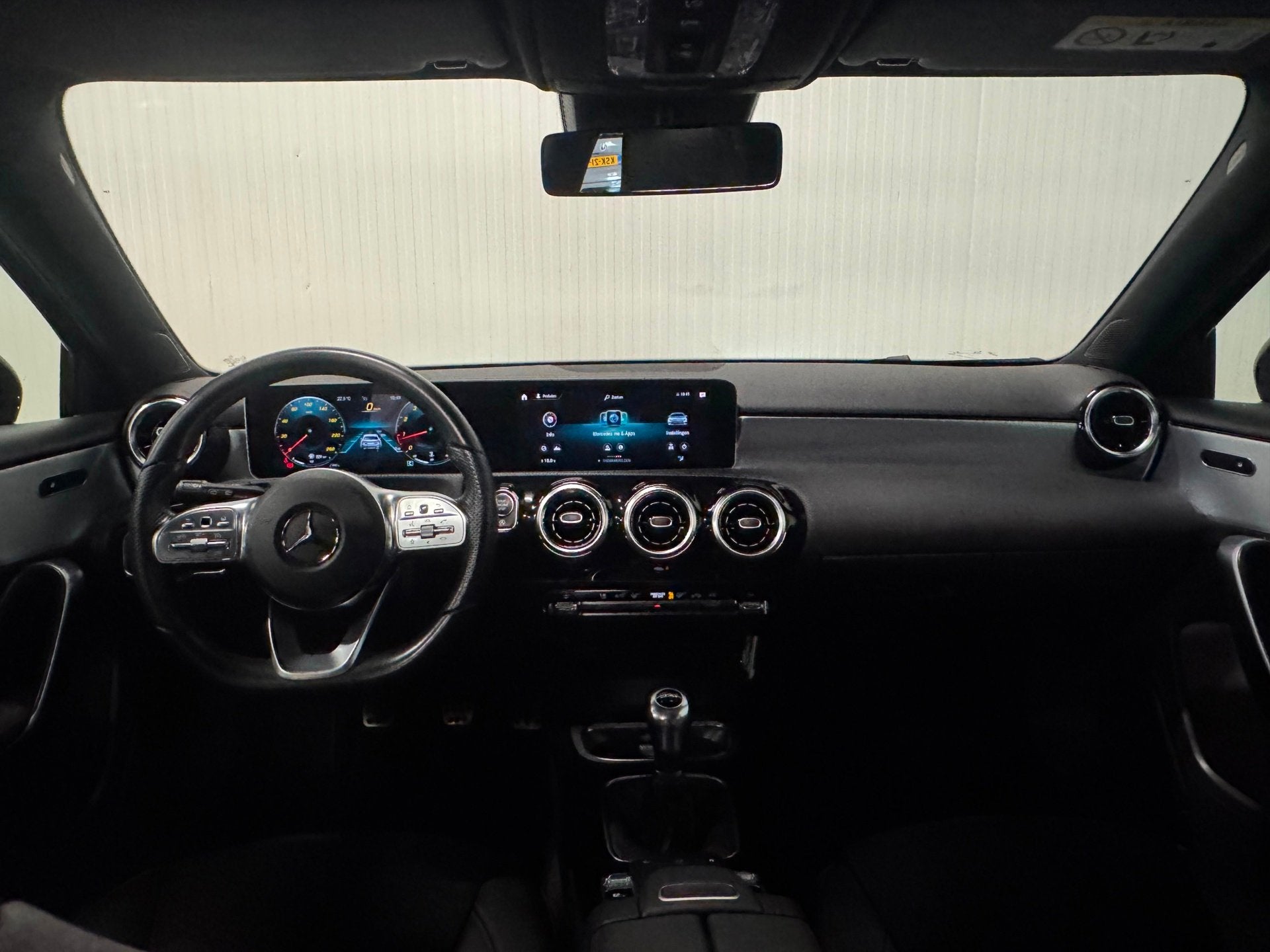 Mercedes-Benz A-klasse 200 Business Solution AMG | PANO | NI, Auto's, Voorwielaandrijving, Dealer onderhouden, Gebruikt, Euro 6