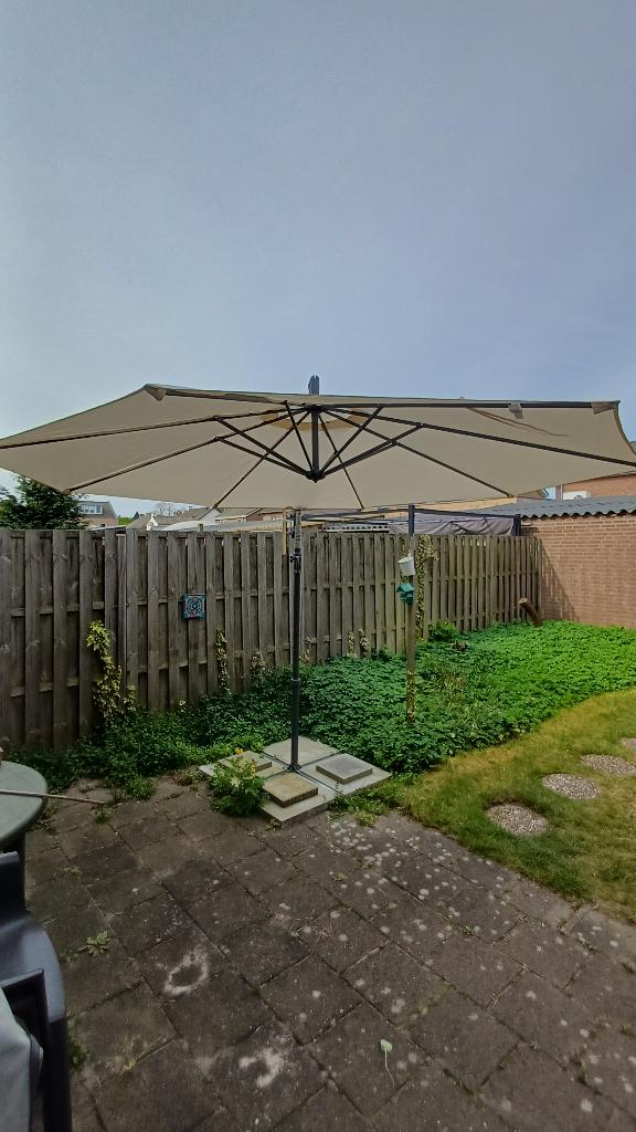parasol gebroken wit/ creme met tegels en hoes, Tuin en Terras, Parasols, Zo goed als nieuw, Zweefparasol, 2 tot 3 meter, Verstelbaar