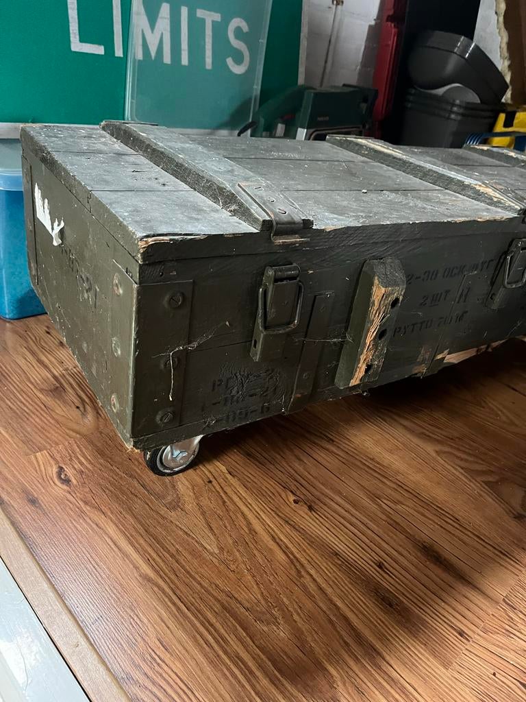 Industrieele  tafel. Legerkist op wielen, Ophalen, Rechthoekig, 75 cm of meer