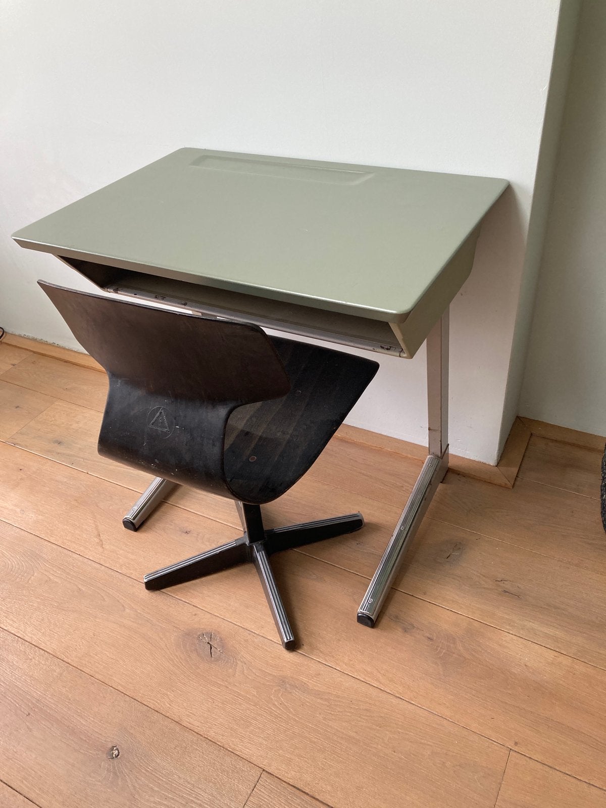 Schoolbankje vintage met stoeltje legergroen, Ophalen, Gebruikt, Tafel(s) en Stoel(en)