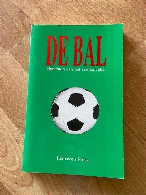 De bal - berichten van het voetbalveld, Ophalen of Verzenden, Zo goed als nieuw, Watersport en Hengelsport