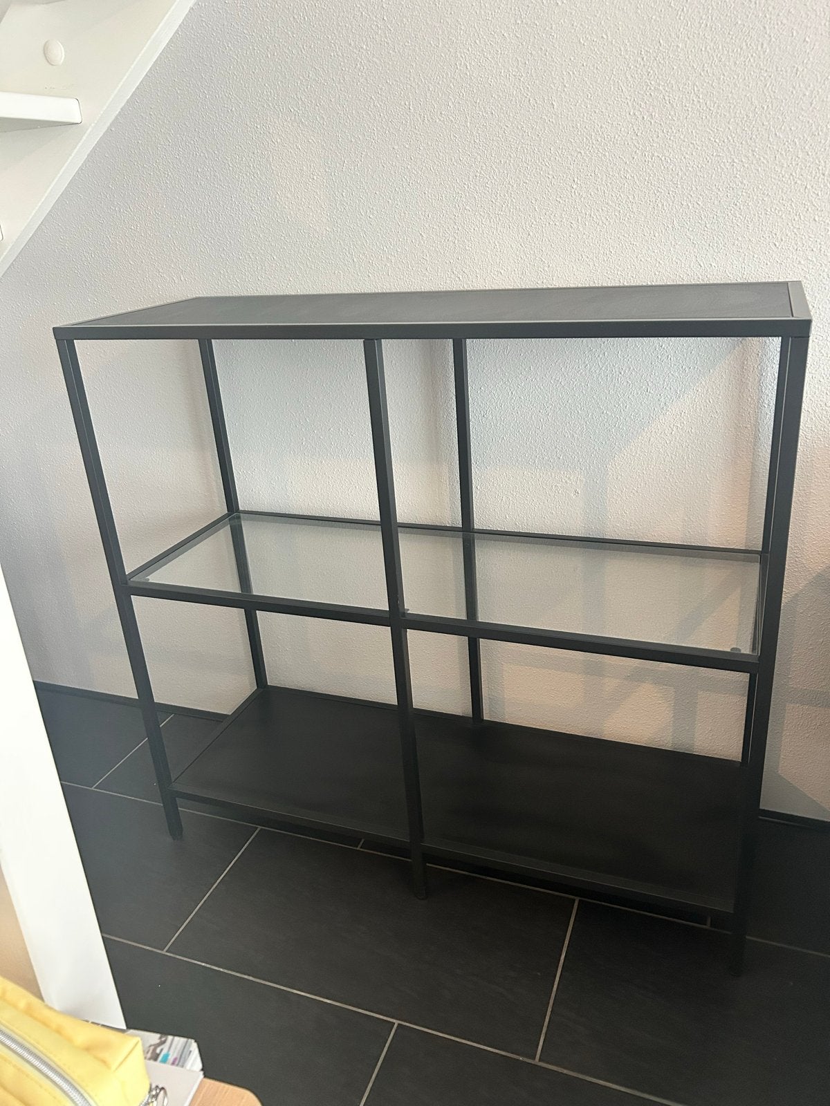 Zwart stalen IKEA dressoir met glazen plank, Ophalen, Met plank(en), 50 tot 100 cm, Zo goed als nieuw