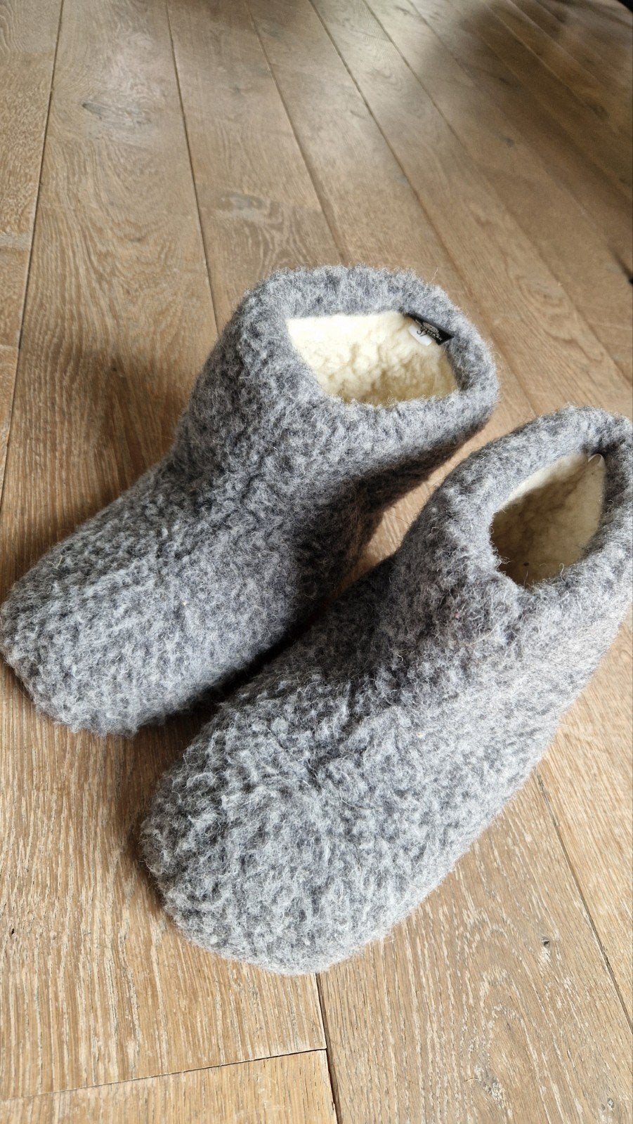 Grijze sloffen van echt schapenwol maat 37, Kleding | Dames, Ophalen of Verzenden, Zo goed als nieuw, Pantoffels of Sloffen, Grijs