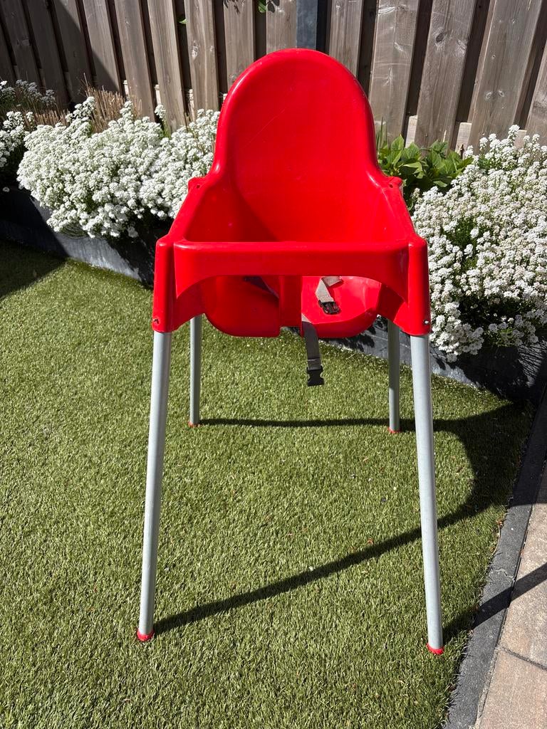 Rode kinderstoel met gordel - Ideaal voor de kleintjes!, Ophalen, Gebruikt, Overige typen, Gordel(s)