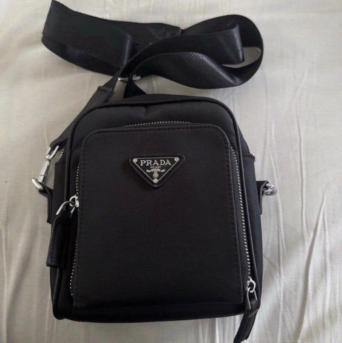 Prada Schoudertas Zwart - Zo goed als nieuw, Sieraden, Tassen en Uiterlijk, Tassen | Schoudertassen, Verzenden, Zo goed als nieuw