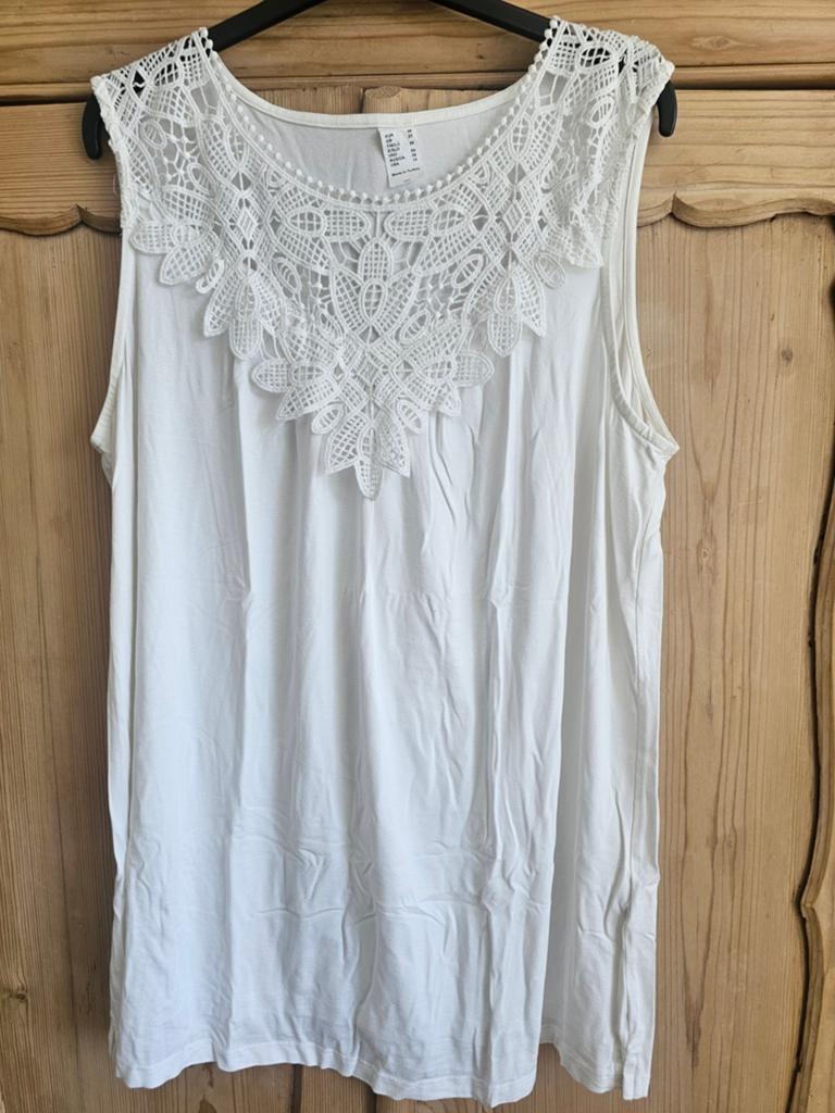 Mooie witte top met kanten detail,  maat 48., Ophalen of Verzenden, Zo goed als nieuw, Wit