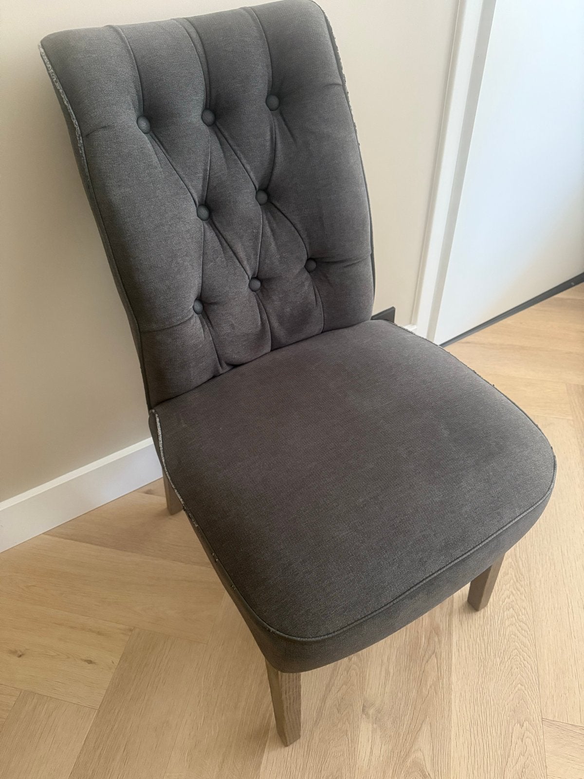 Stijlvolle donkergrijze eetkamerstoel met knopen, Huis en Inrichting, Stoelen, Ophalen, Gebruikt, Eén, Stof