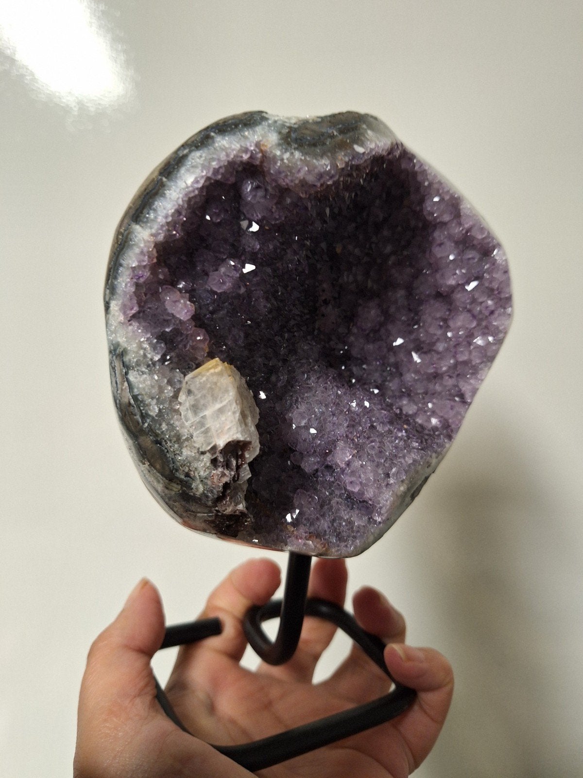 Amethist Geode met Calciet op Standaard - 1055g, Sieraden, Tassen en Uiterlijk, Edelstenen, Ophalen of Verzenden, Zo goed als nieuw