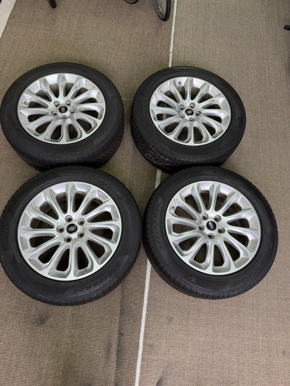 Zgan originele Range Rover velgen met Pirelli band, Gebruikt, 255 mm, Banden en Velgen, Personenwagen