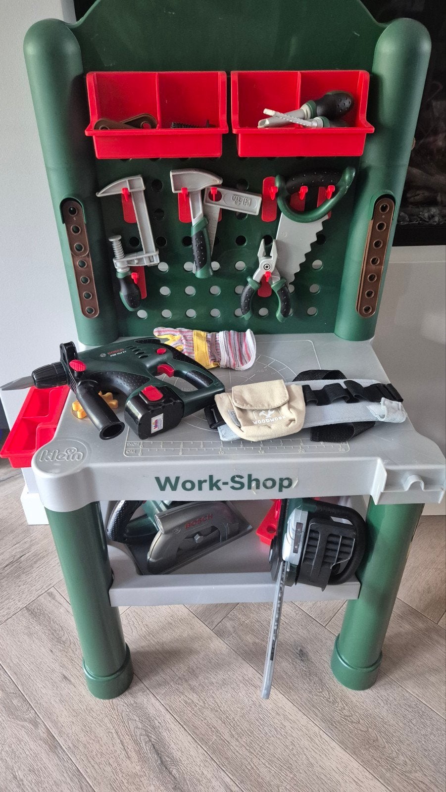 Klein Bosch Werkbank met gereedschap en accessoires, Ophalen, Gebruikt, Bouwen, Met geluid