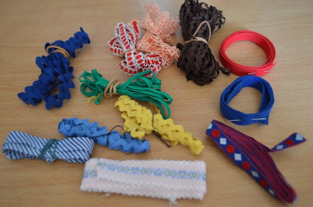 zakje met 12 ongebruikte vintage kantjes en bandjes, Ophalen of Verzenden, Nieuw, Lint, Band of Elastiek