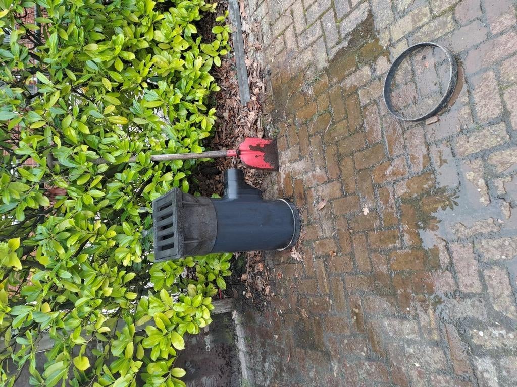 Afvoerput straatkolk met rooster en aansluiting, Ophalen of Verzenden, Gebruikt