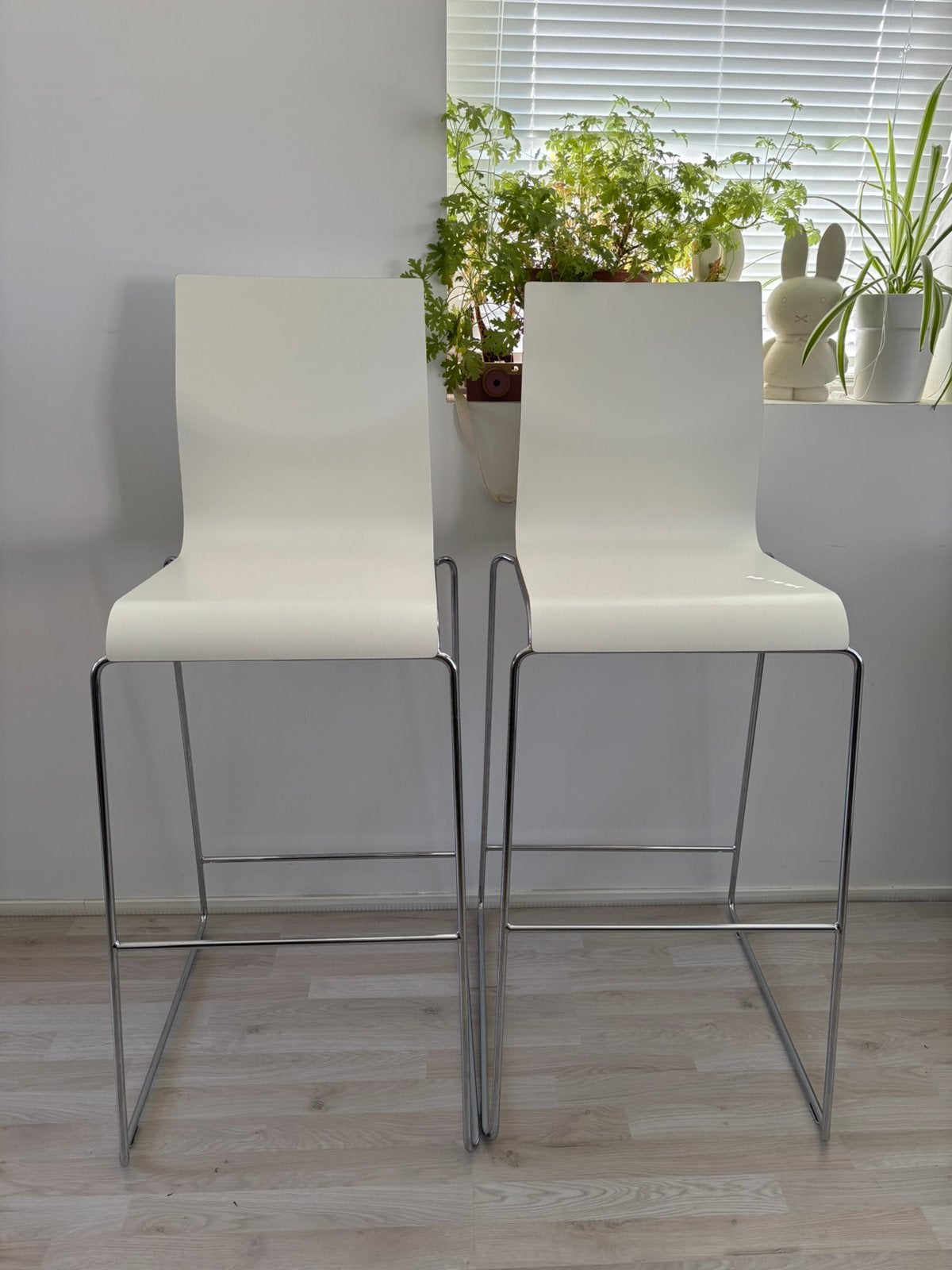 2x Barkruk barstoel Wit - houten zitting - mooie kwaliteit,, Ophalen, Met voetsteun, 60 tot 90 cm, Zo goed als nieuw
