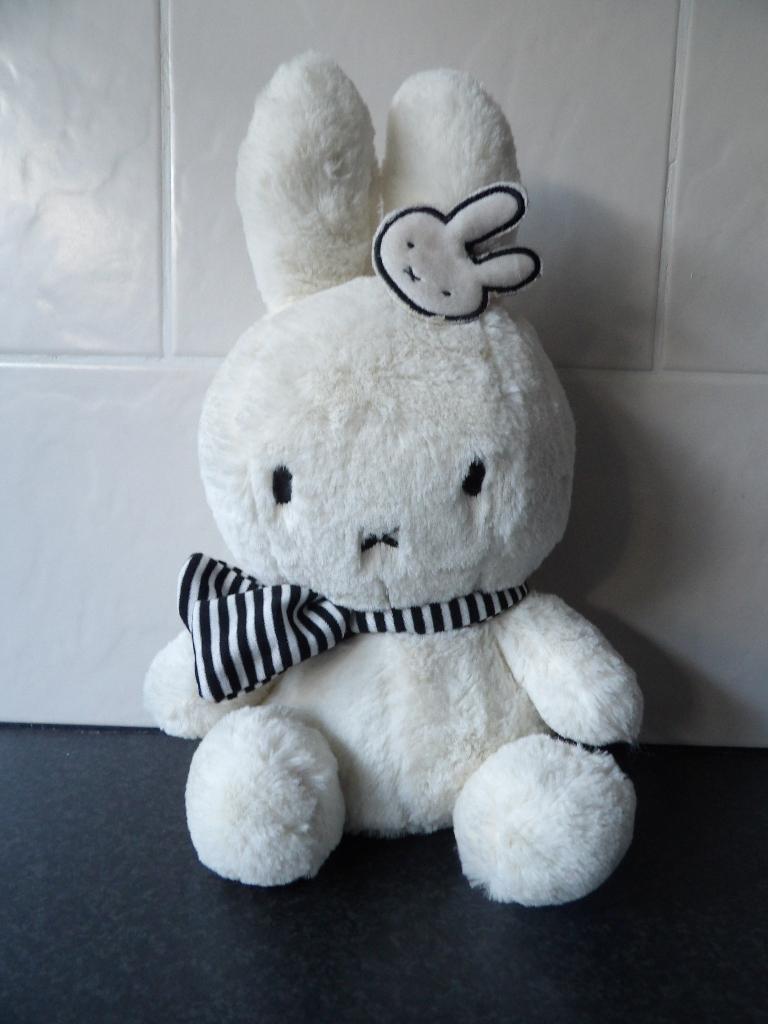 Nieuw met kaartjes Nijntje knuffel Winter sitting 32 cm, Kinderen en Baby's, Nijntje, Ophalen of Verzenden, Wasbaar, Middelgroot (20 tot 80 cm)