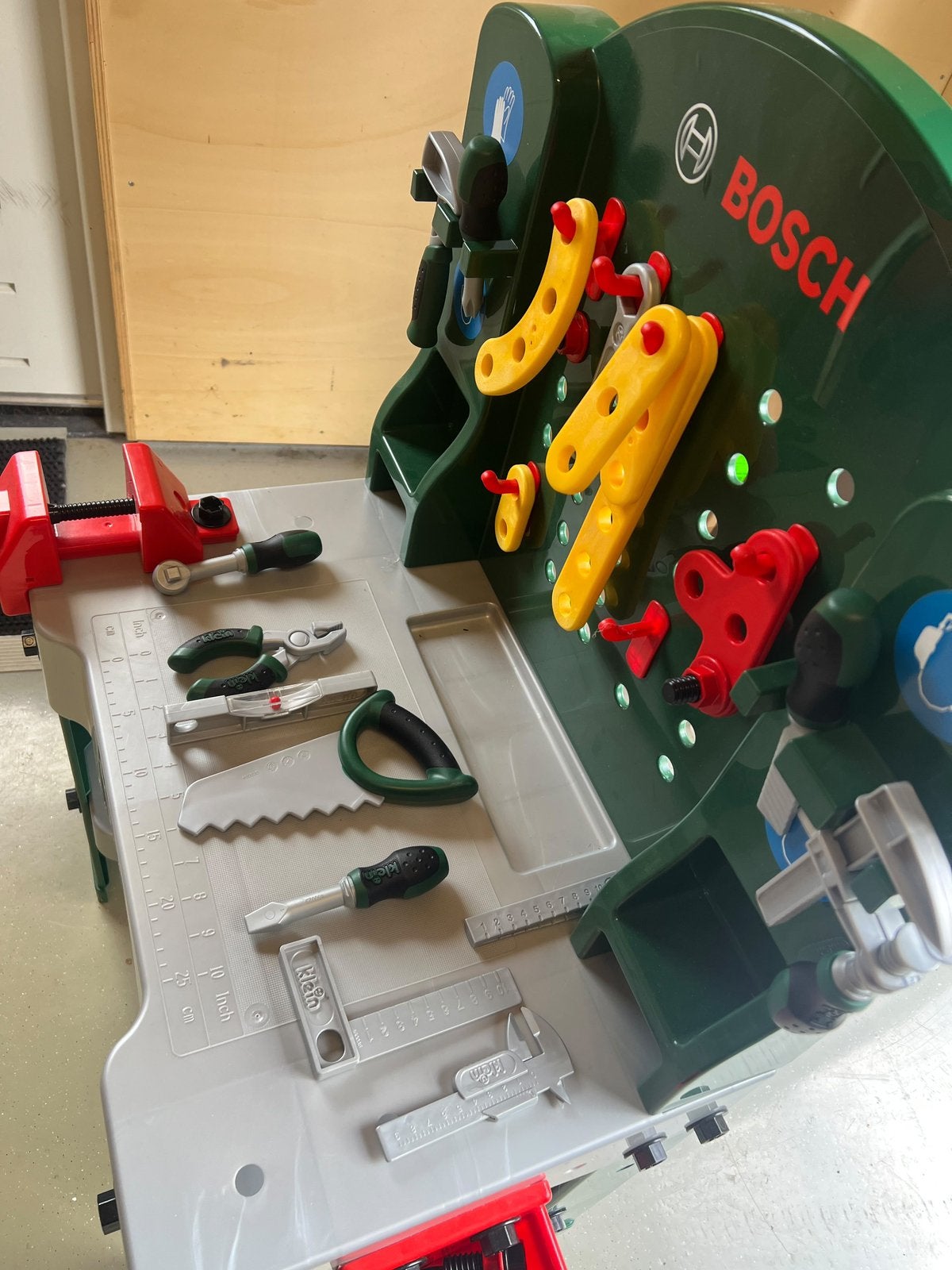 Bosch kinderwerkbank met gereedschap – superleuk!, Ophalen, Zo goed als nieuw