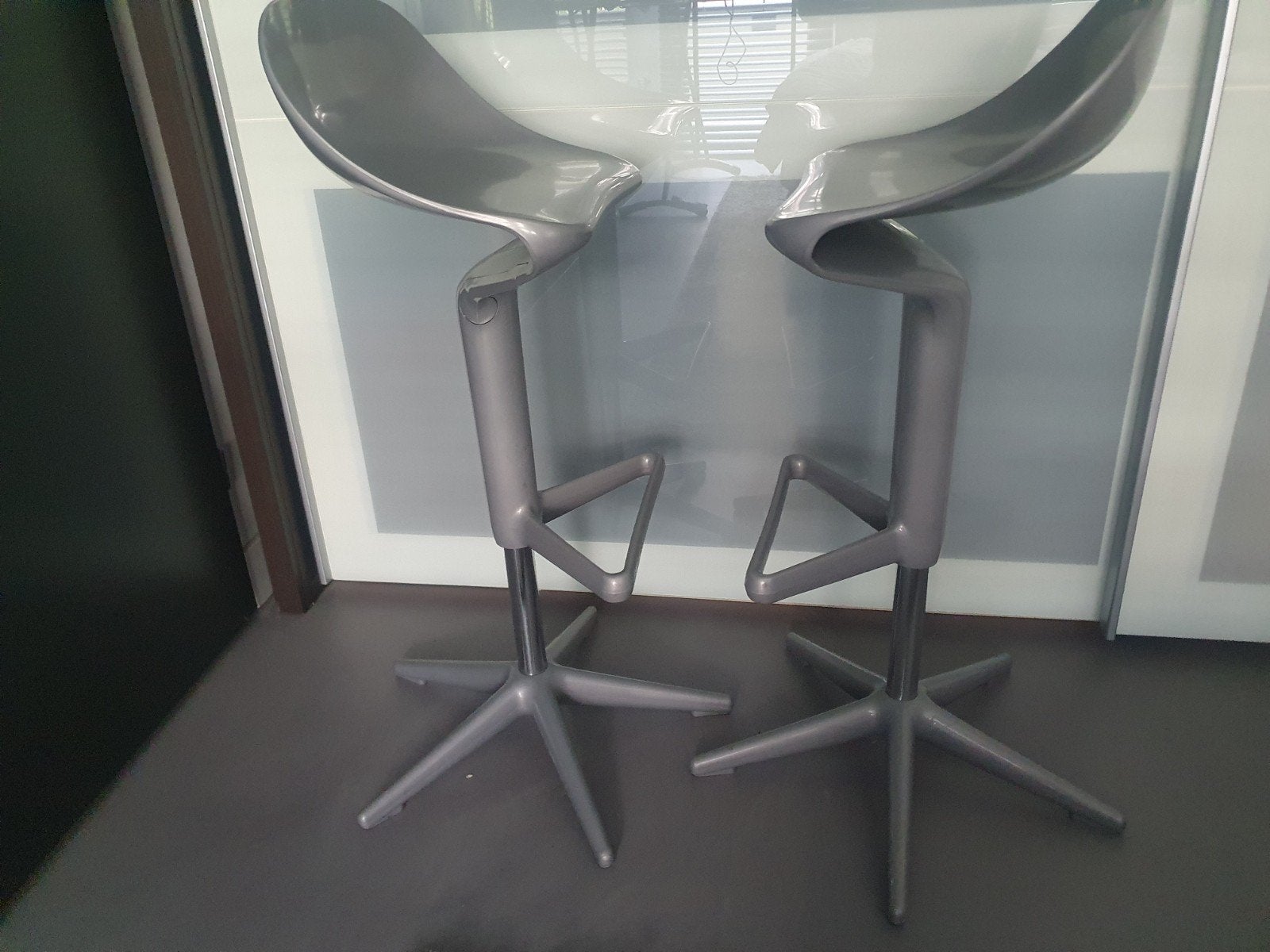 ***4x Kartell SPOON design barkrukken (grijs metallic)***, Ophalen, 60 tot 90 cm, Zo goed als nieuw, In hoogte verstelbaar