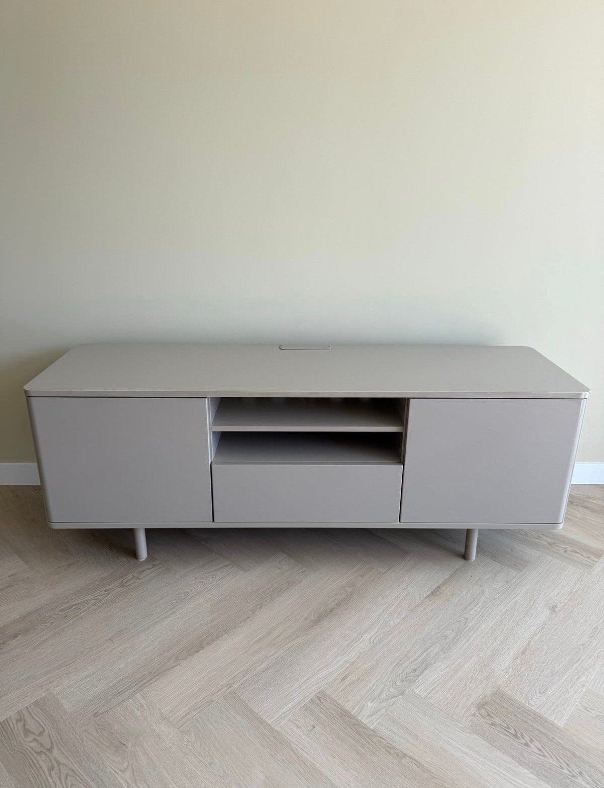 IKEA Mostorp TV-meubel - Zo goed als nieuw, Ophalen, Kunststof, 150 tot 200 cm, Zo goed als nieuw