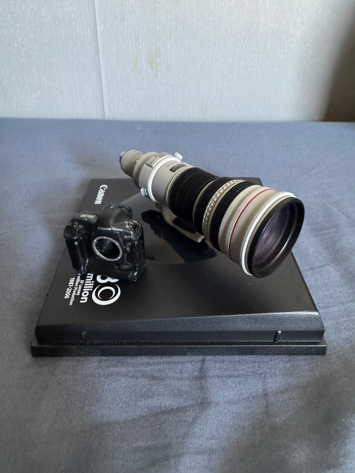 Foto 6 van Zeldzaam schaalmodel Canon camera + lens (20 jaar oud)