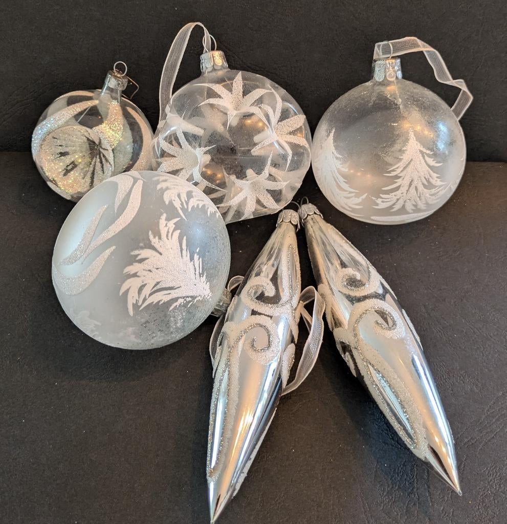 6 boomversieringen/ kerstballen -
Ijs-wit, zilver, Diversen, Kerst, Ophalen of Verzenden